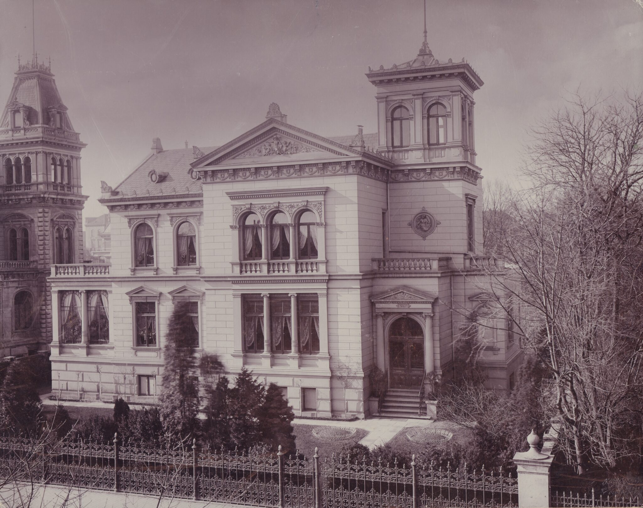 Bild1 BA 2784 Rosenstr Francksen Villa 1898 Historisches Foto eines mehrstöckigen klassizistischen Baus mit Säulen und Vorgarten, © Stadtmuseum Oldenburg