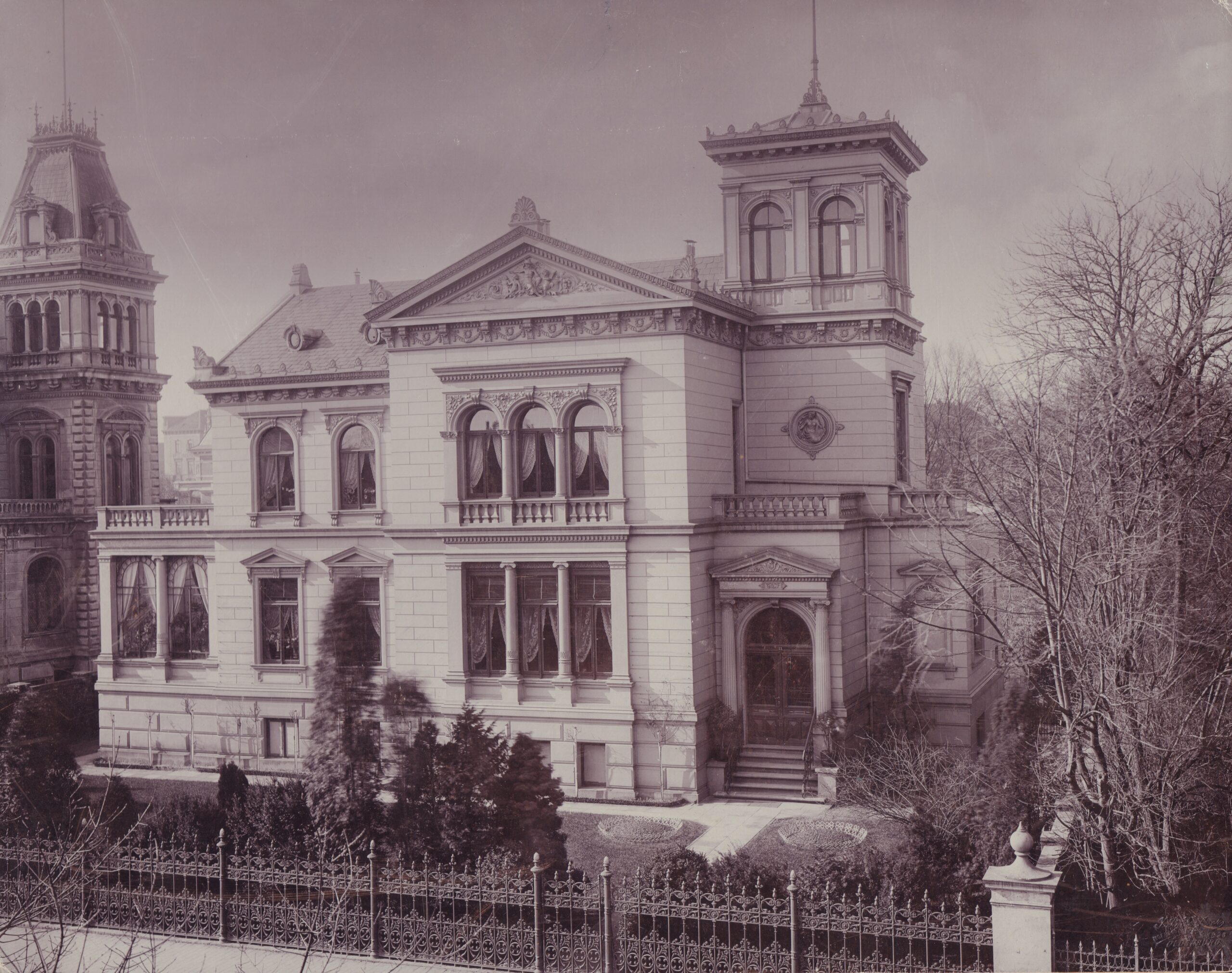 Historisches Foto eines mehrstöckigen klassizistischen Baus mit Säulen und Vorgarten, © Stadtmuseum Oldenburg
