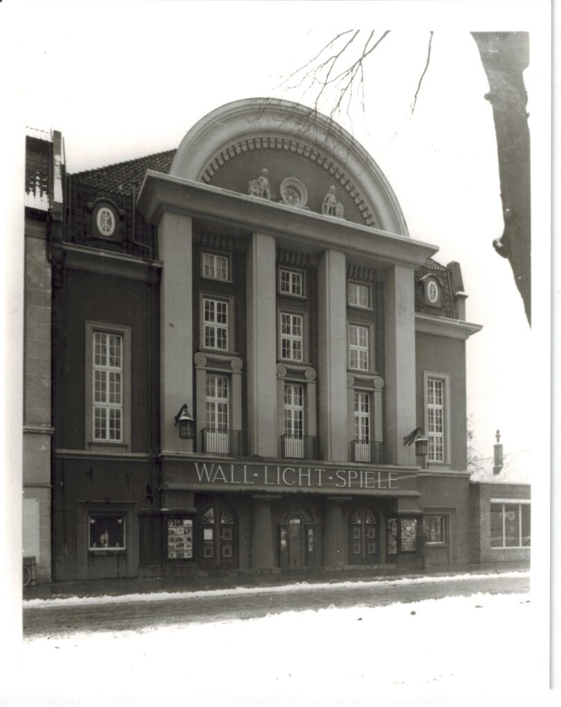 Historische Ansicht des Wallkinos, einem mehrstöckigen Gebäude mit Säulen, © Stadtmuseum Oldenburg