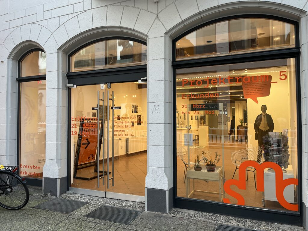 Die folierte Außenfassade mit Blick in den Projektraum 5 des Stadtmuseums Oldenburg in der Achternstraße, © Stadtmuseum Oldenburg