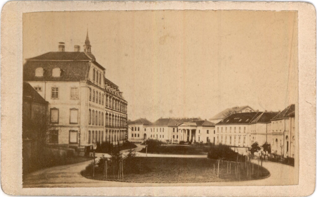 Historische Aufnahme mehrerer Gebäude mit einem Platz in der Mitte, © Stadtmuseum Oldenburg.