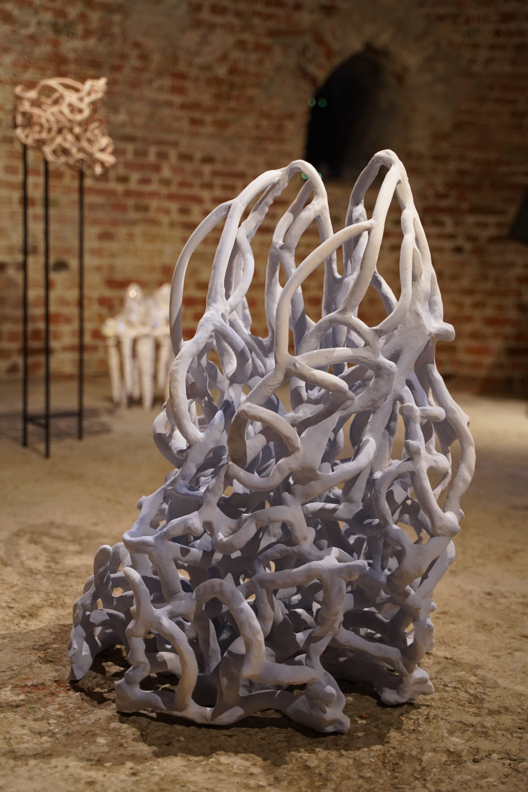 Helena Sekot, Chapel, Keramik, Engobe, 2023, © Stadtmuseum Oldenburg Skulptur 'Chapel' aus Keramik mit Engobe von Helena Sekot, 2023, komplexes organisch verschlungenes Netzwerk, ausgestellt im Pulverturm Oldenburg, © Stadtmuseum Oldenburg
