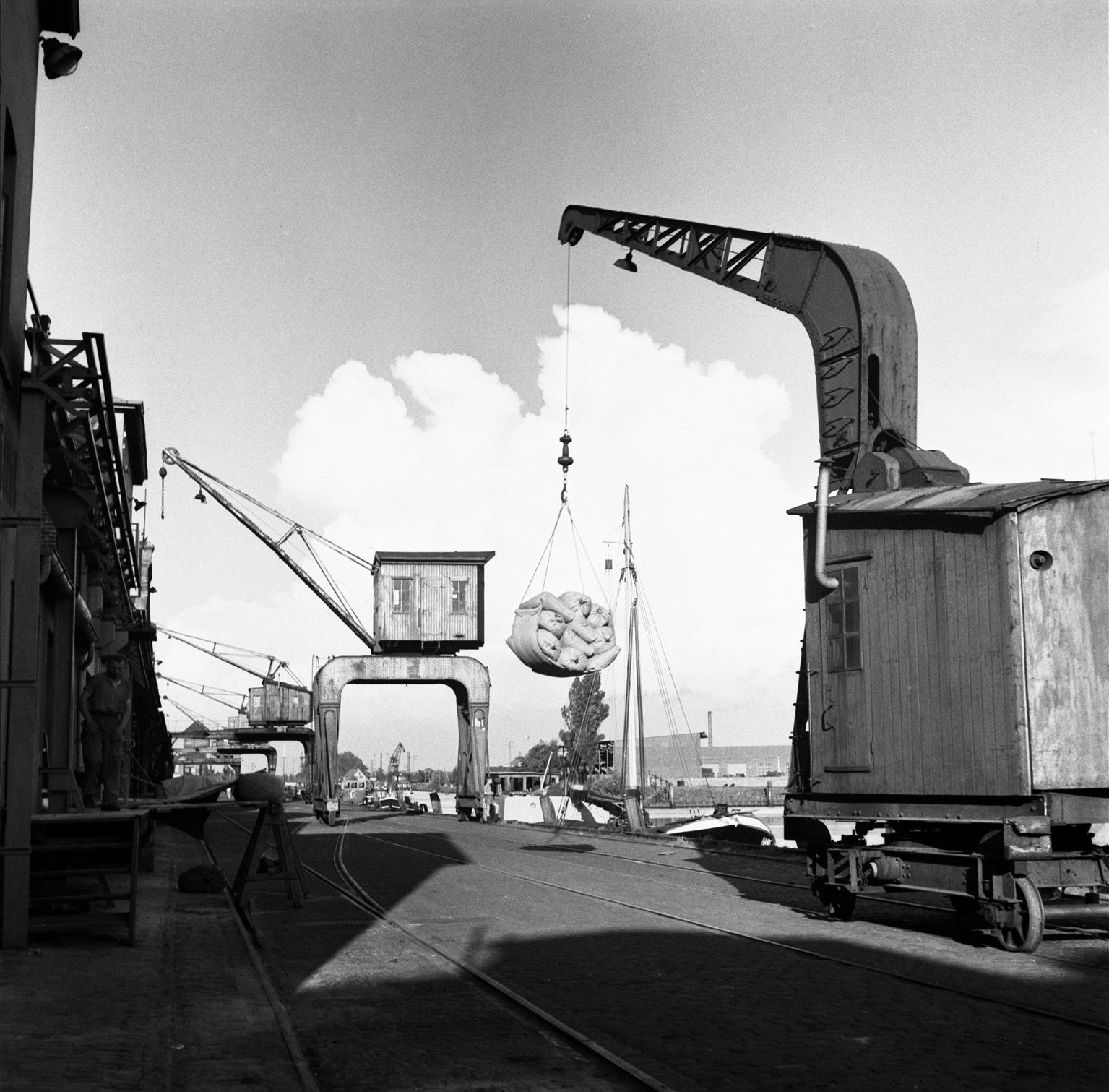 Stau am Hafen um 1960, © Stadtmuseum Oldenburg Stau am Hafen um 1960 mit mehreren Kränen, die Fracht heben, © Stadtmuseum Oldenburg