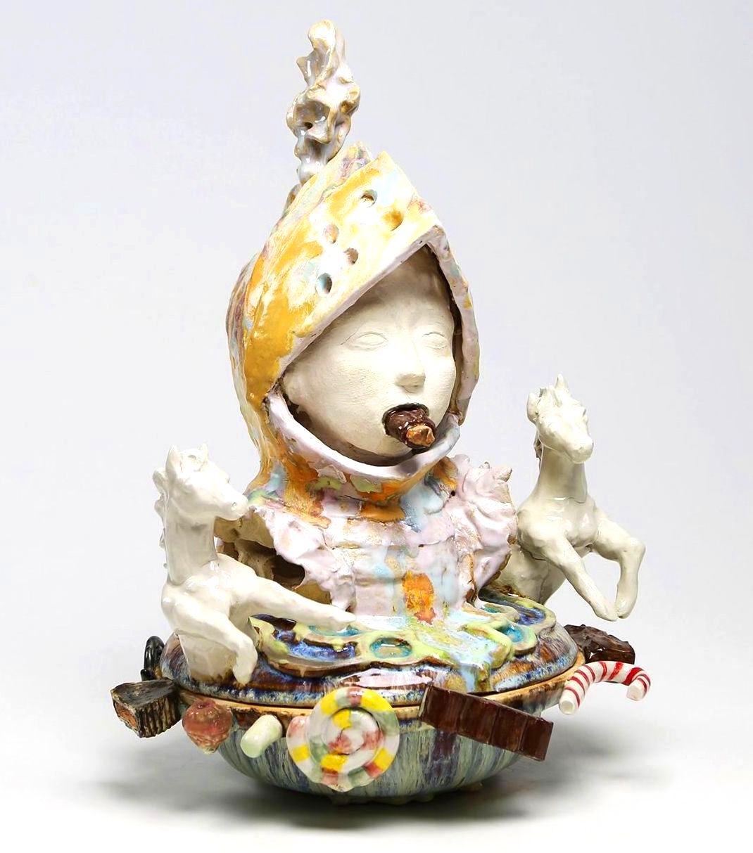Keramikskulptur 'Candy Knight' von Nora Arrieta aus Steinzeug und Porzellan, 2019, mit Ritterhelm, zwei weißen Pferden und Süßigkeitenmotiven, © Nora Arrieta