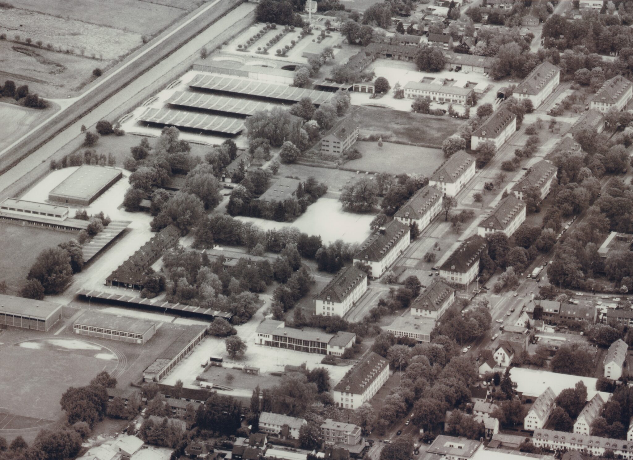 02 BA 21020 Luftbild Kaserne 1994 Prov Udo Kotzan Luftbild des Areals der Hindenburgkaserne im Jahr 1994.