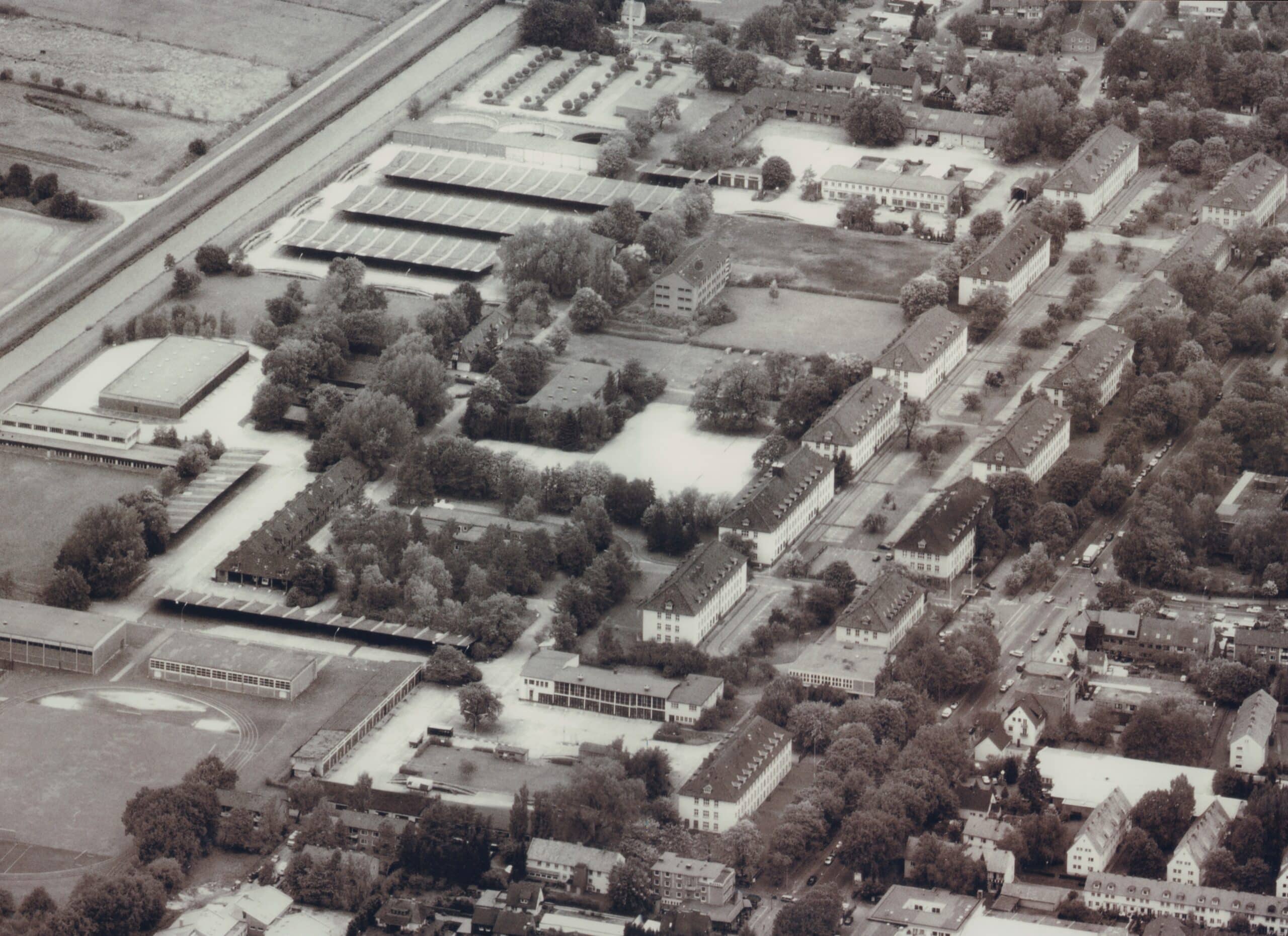 02 BA 21020 Luftbild Kaserne 1994 Prov Udo Kotzan Luftbild des Areals der Hindenburgkaserne im Jahr 1994.