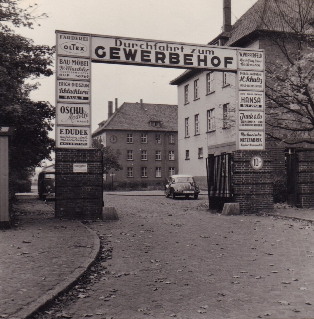 03 BA 25511 Einfahrt Gewerbehof 1950 Foto G.Nordhausen Die Einfahrt des Gewerbehofs um 1950.