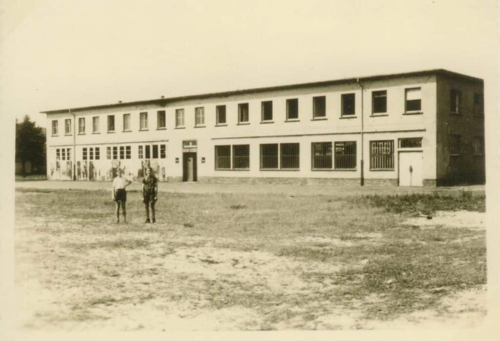 04 BA 33661 Netzfabrik Walter Kremmin M 1950 Prov Eckart Kremmin Ein Gebäude der Fischnetzfabrik Walter Kremmin, um 1950.
