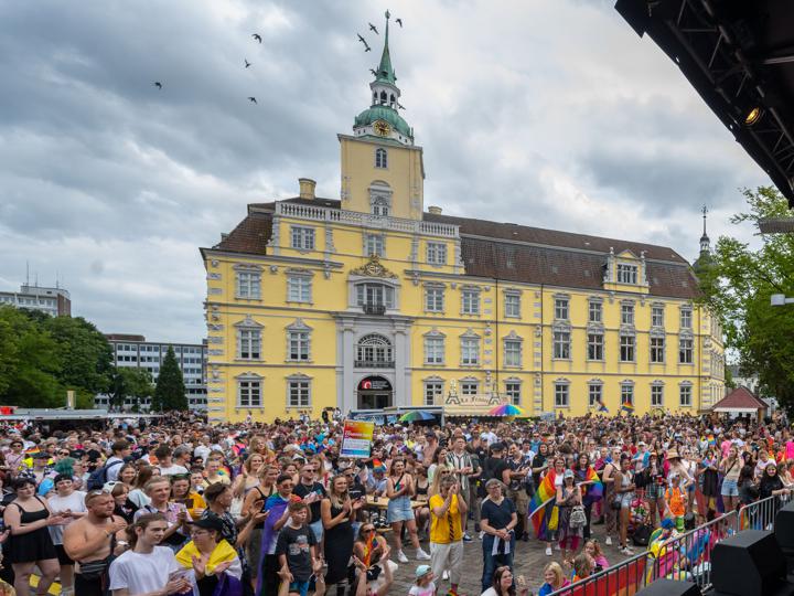 Abschlusskundgebung auf dem Schloßplatz beim CSD 2022.