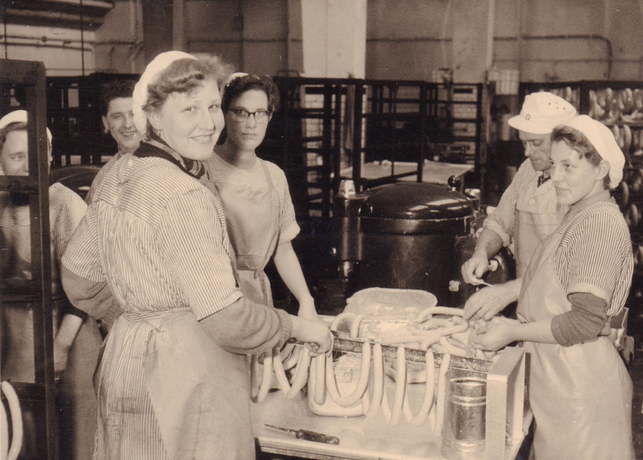 07 BA 32528 GEG Fleiwa Einblick Wurstproduktion Mitarbeiter Prov Karl Wetzel 1950er Mitarbeiter:innen bei der Wurstproduktion.