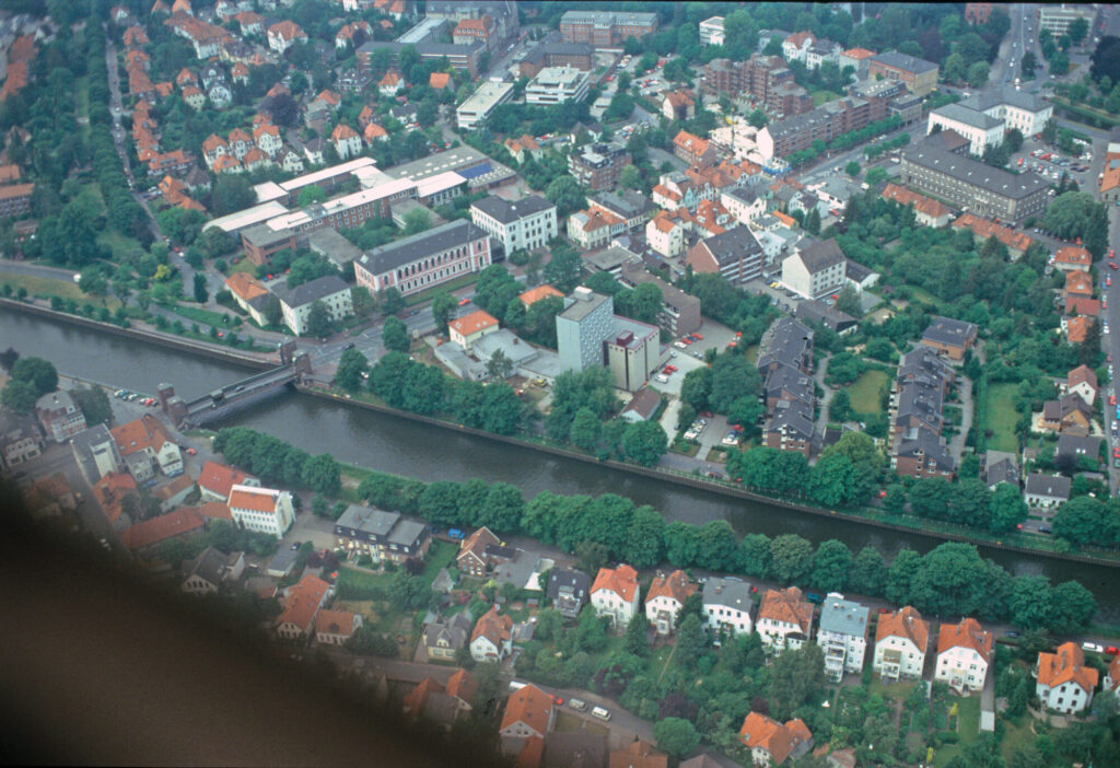 1 Luftbild der Cäcilienbrücke, 1993.