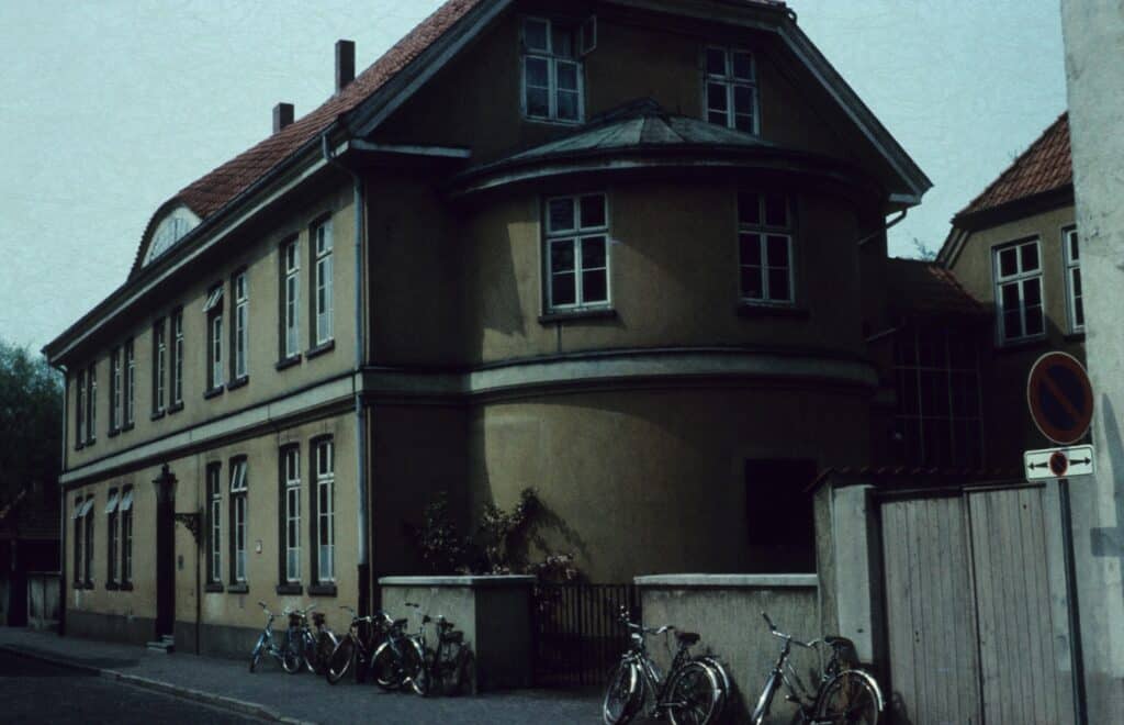 In der Wallstraße 14 wurde 1807 ein neues Gebäude für das Lehrerseminar gebaut. Heute findet sich darin eine Polizeiwache, um 1960.