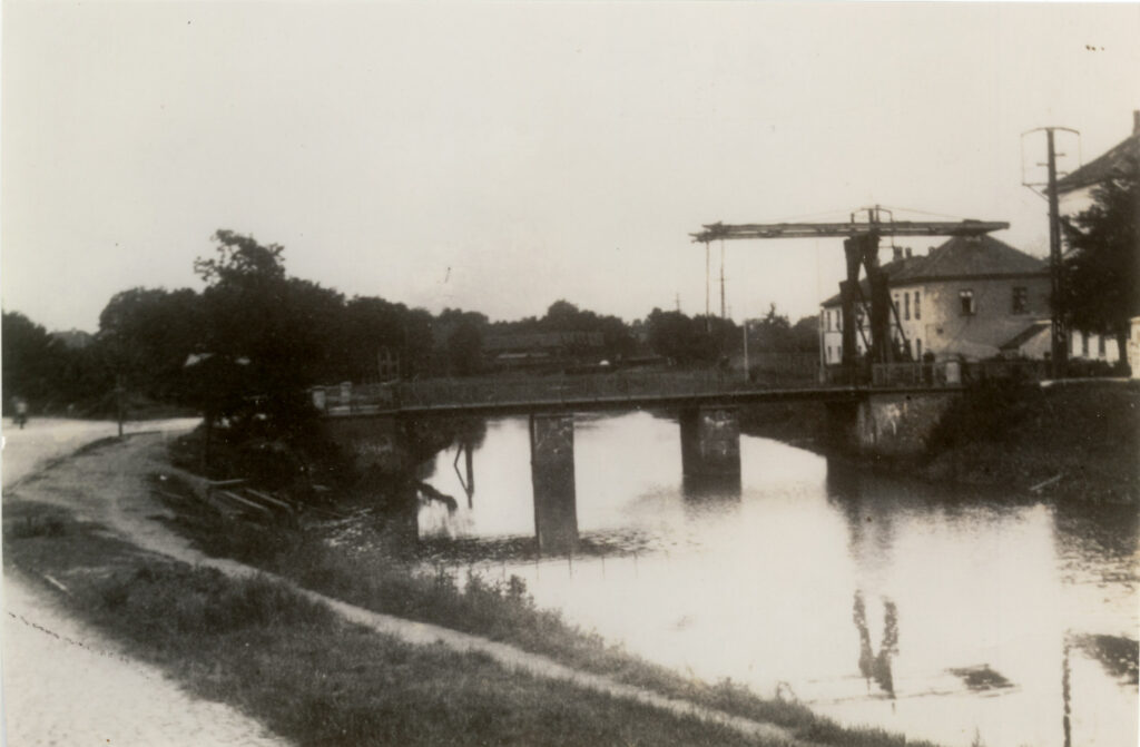 3 Die Cäcilienbrücke vor dem Abriss und Neubau um 1925.