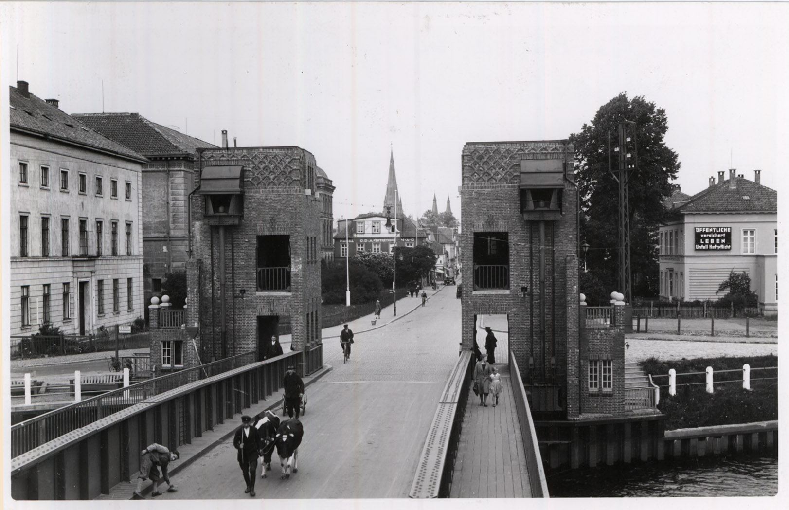 4 Cäcilienbrücke mit Blick Richtung Innenstadt. Mitte 1930er Jahre.