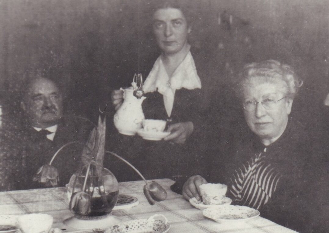 Ehepaar Henny und Siegfried Insel mit Tochter Grete, Hannover 1937. Foto: Anton Meyer. © Stadtmuseum Oldenburg, ehemals Sammlung Friederichsen