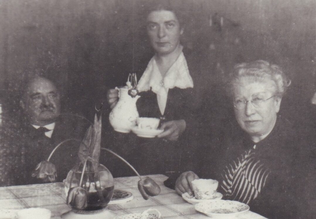 Henny and Siegfried Insel with their daughter Grete, Hanover, 1937. Photo: Anton Meyer. © Oldenburg City Museum, formerly Friederichsen Collection