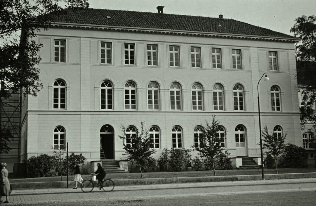 Im Gebäude des ehemaligen Lehrerseminars befindet sich heute das Staatliche Baumanagement Ems - Weser, um 1955.