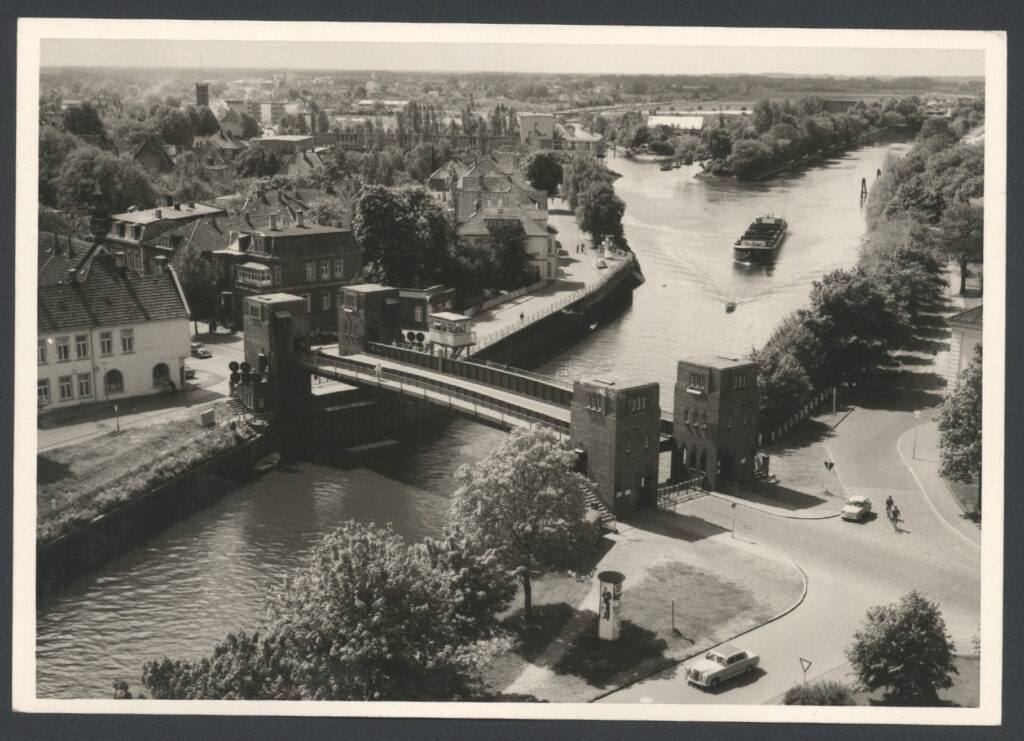 7 Die gehobene Cäcilienbrücke kurz vor der Durchfahrt eines Schiffes. Anfang 1950er Jahre.