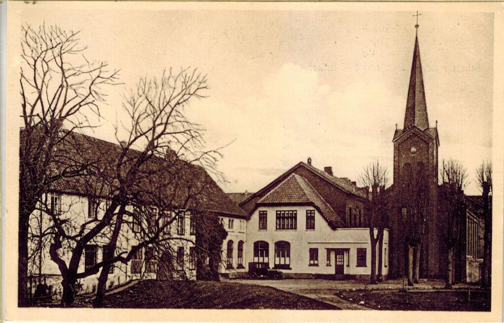 Abb .1 Ansichtskarte Klosterkirche Blankenburg und umliegende Gebäude, 1920er Jahre.