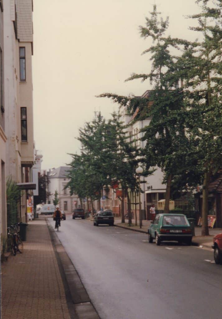 Die Kaiserstraße Blickrichtung Stau im Jahr 1997 vor der Sanierung.