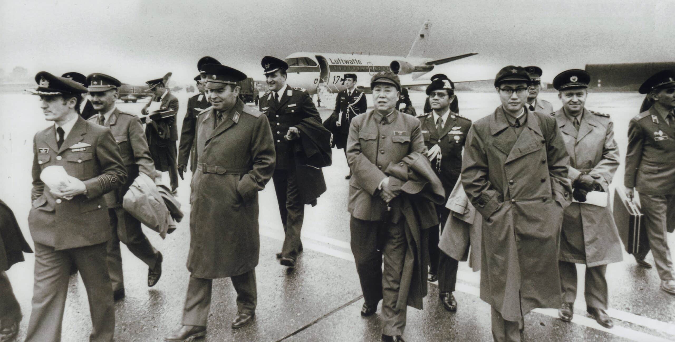 Internationaler Besuch läuft über den Flugplatz, nachdem er aus einem Flugzeug der Luftwaffe gestiegen ist.