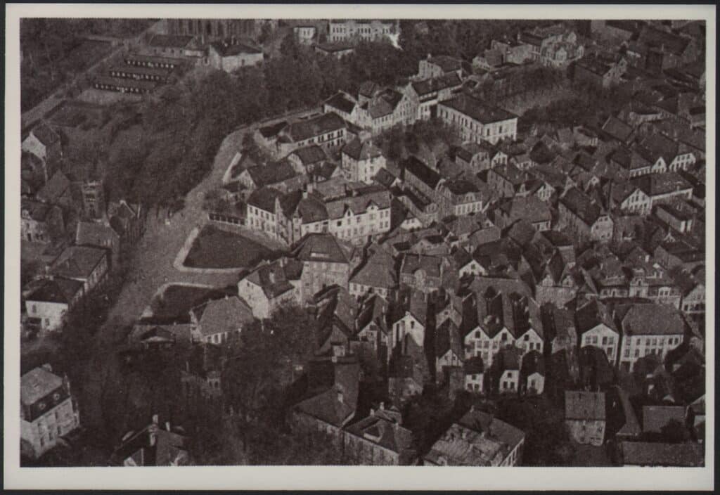Abb. 2 Ba 12776 Luftaufnahme Julius Mosen Platz 1926 Die im Jahr 1881 erbaute Hauptfeuerwache (links) am Julius-Mosen-Platz im Jahr 1926.