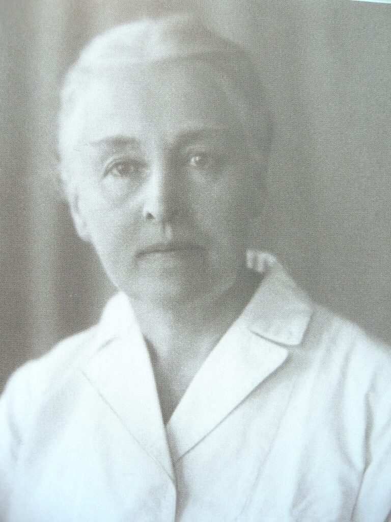 Bild von Dr. Hermine Heusler-Edenhuizen, Langes Hausärztin, um 1925.
