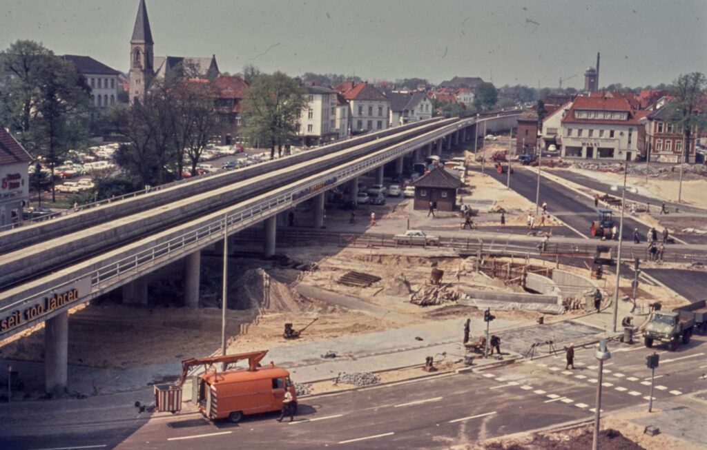 Die neue Verkehrsführung für die Bahnhochlegung Mitte der 1960er Jahre. Links im Hintergrund die Peterskirche, rechts am Horizont die alte Fleiwa.