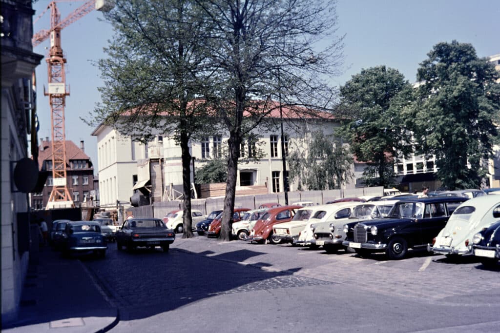 Abb. 4 Der Waffenplatz um 1965, im Hintergrund das Schulgebäude.