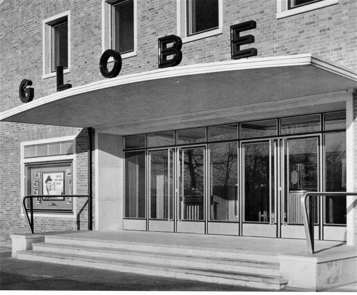 Abb. 4 Eingangsbereich Historisch Der Eingang des Globe samt Schriftzug und Schaukasten mit Plakaten, undatiert.
