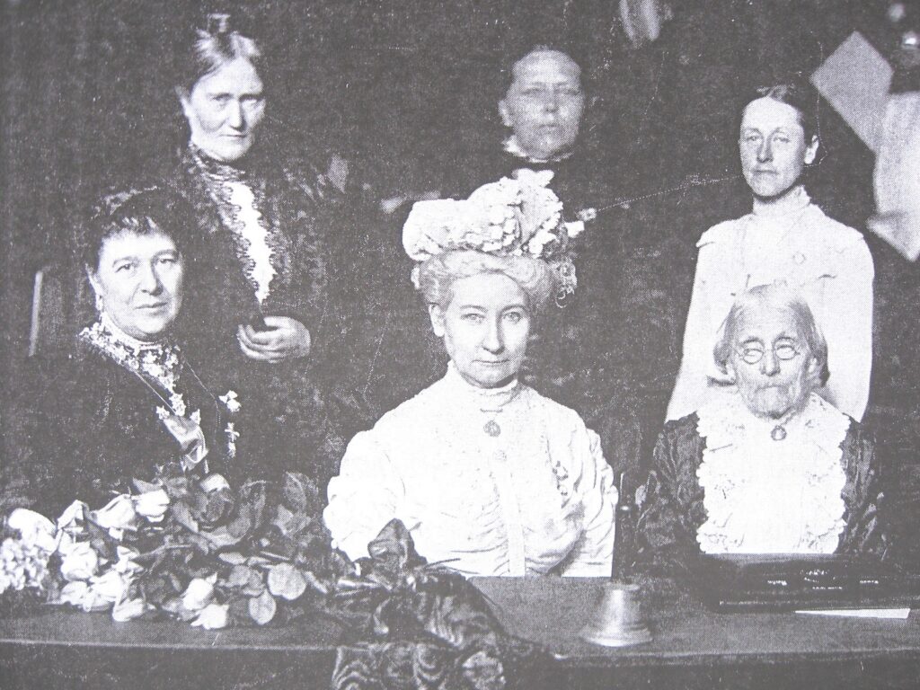 Gruppenbild des Vorstands des Internationalen Frauenkongresses in Berlin 1904. Von links nach rechts: Lady Aberdeen, Helene Lange, May W. Sewall, Camille Vidart, Susan B. Anthony, Teresa Wilson.