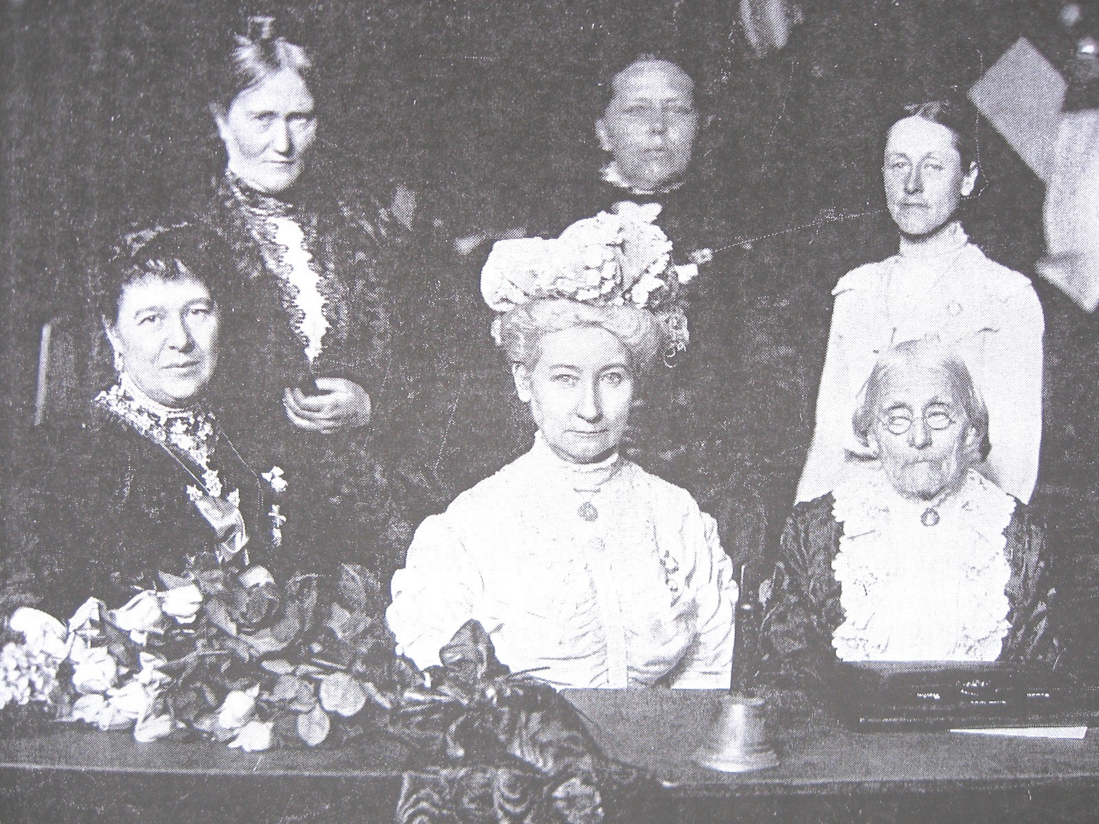 Abb. 4 Frauenkongress 1904 Gruppenbild des Vorstands des Internationalen Frauenkongresses in Berlin 1904. Von links nach rechts: Lady Aberdeen, Helene Lange, May W. Sewall, Camille Vidart, Susan B. Anthony, Teresa Wilson.