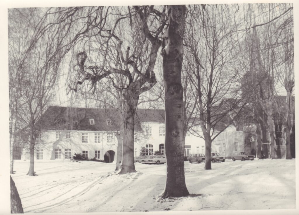 Abb. 5 Anlage Blankenburg im Winter (rechts im Bild die Kirche), 1981.