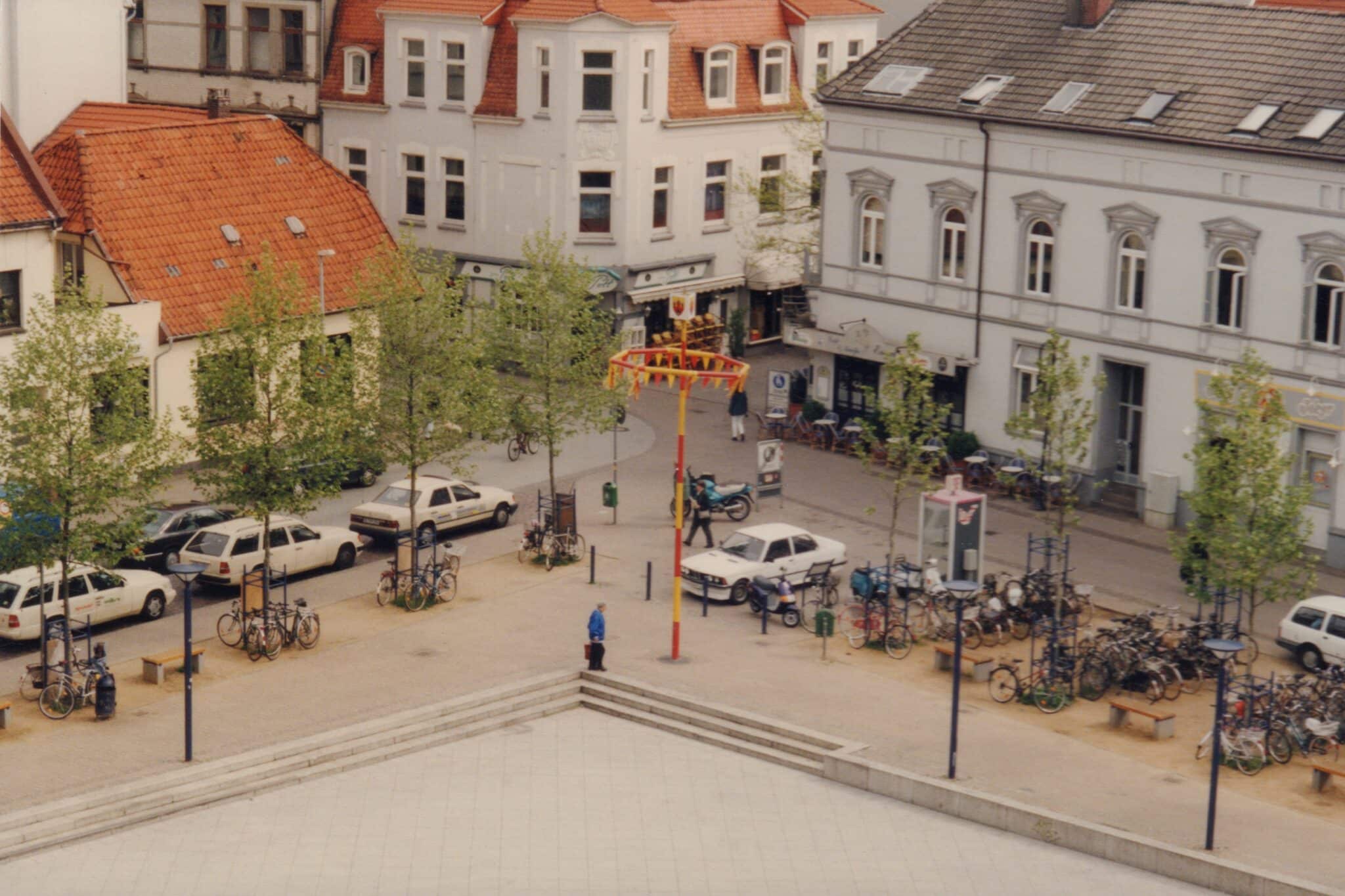 Abb. 5 Der Waffenplatz nach dem Umbau und der Wegnahme des zentralen Parkplatzes im Jahr 1996, Blickrichtung Wallstraße.