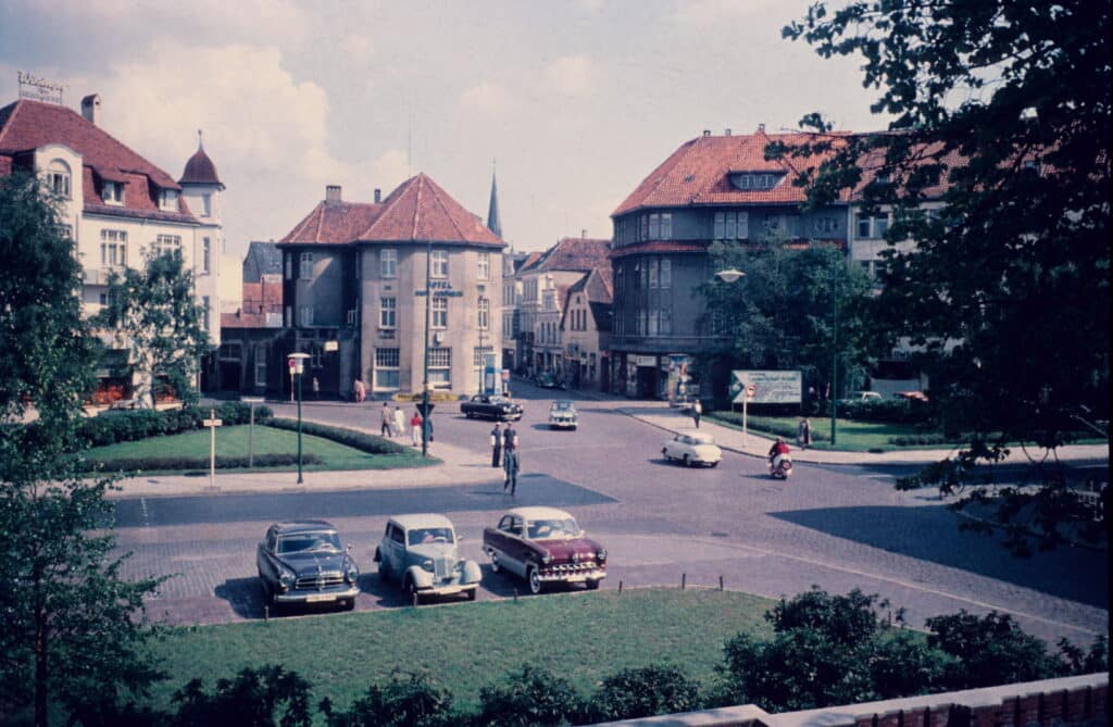 Abb. 6 BA 24443 Julius Mosen Platz 1957 Der ehemalige Standort der Hauptfeuerwache von 1881 am Julius-Mosen-Platz als Parkplatz- und Grünfläche im Jahr 1957.