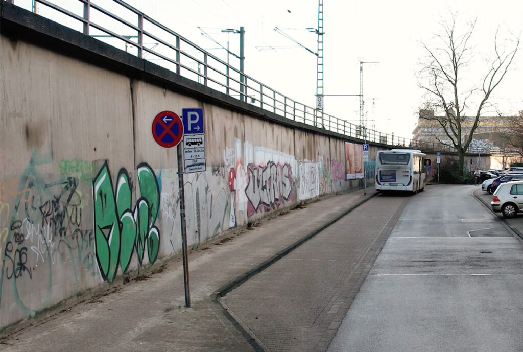 Die Wände am Bundesbahnweg 2022 vor der Neugestaltung.
