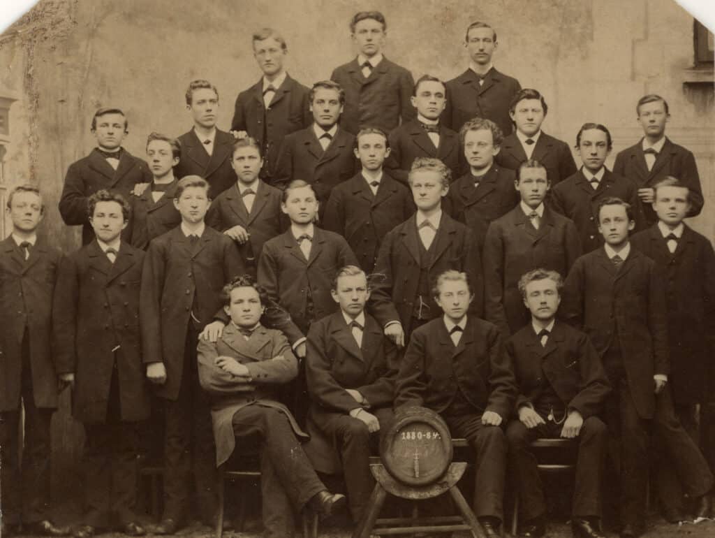 Gruppenbild von Seminaristen des Oldenburger Lehrerseminars aus dem Jahr 1884, vermutlich anlässlich des Endes ihrer Ausbildung von 1880-1884.