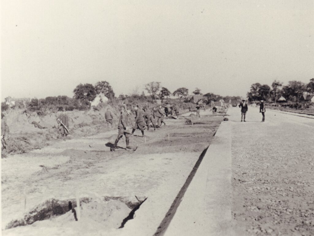 Zwangsarbeiter beim Bau der Umgehungsstraße. Die Bilder entstanden zwischen 1940 und 1945.