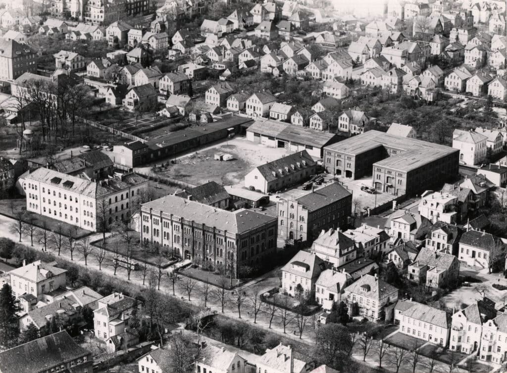 Abb. 7 Ba 2593 Luftaufnahme Ofener Str Der neue Standort der Hauptfeuerwache (hinten rechts) an der Auguststraße um 1960. Vorne die Fachhochschule an der Ofener Straße.