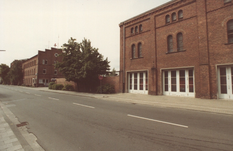 Abb. 8 BA 7798 Auguststr Kaserne 1984 Die Hauptfeuerwache an der Auguststraße im Jahr 1984. Inzwischen wurde das Gebäude abgerissen und durch einen Neubau (Ärztehaus) ersetzt.