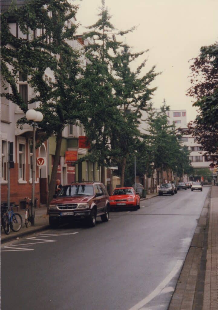 Die Kaiserstraße Blickrichtung Bahnhof im Jahr 1997 vor der Sanierung.