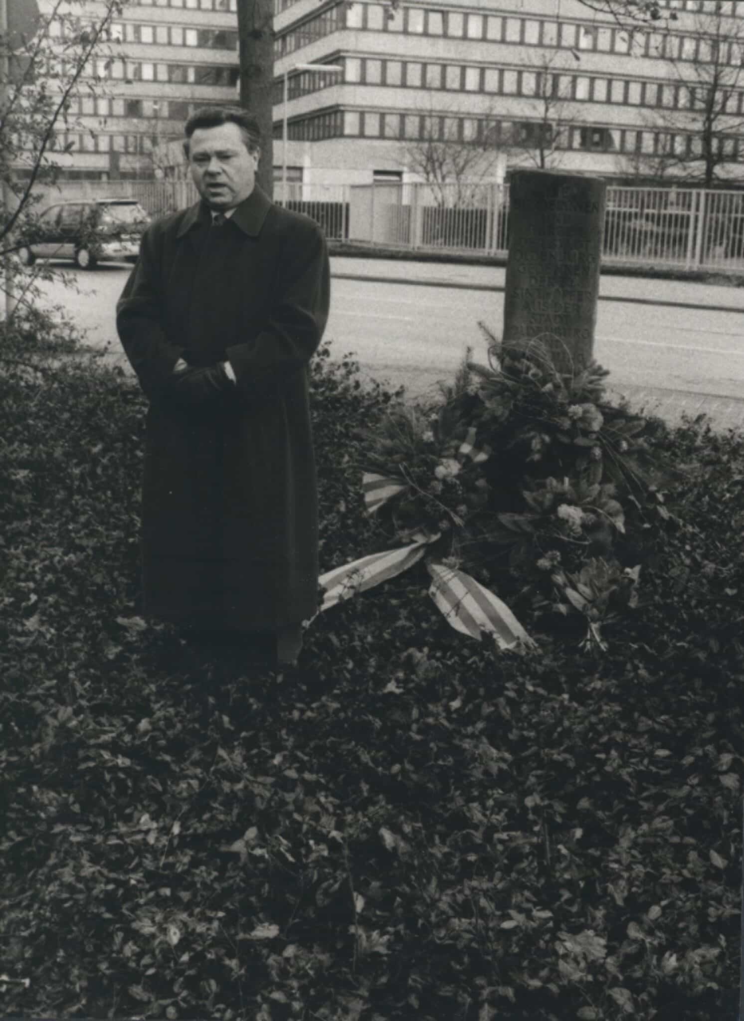 Abb.1.BA 6105 Oldenburg Sintiopfer Gedenkrede Des Buergermeisters Gedenkstein der Sinti-Opfer, daneben Oberbürgermeister Dieter Holzapfel während seiner Gedenkrede.