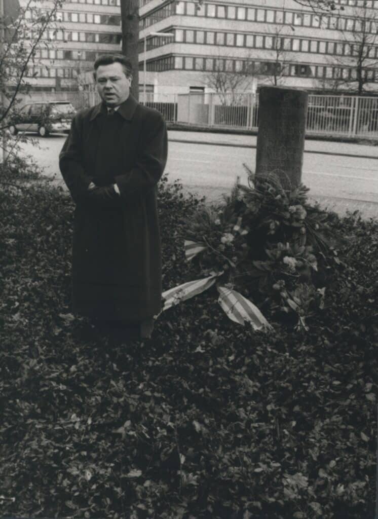 Abb.1.BA 6105 Oldenburg Sintiopfer Gedenkrede Des Buergermeisters Gedenkstein der Sinti-Opfer, daneben Oberbürgermeister Dieter Holzapfel während seiner Gedenkrede.