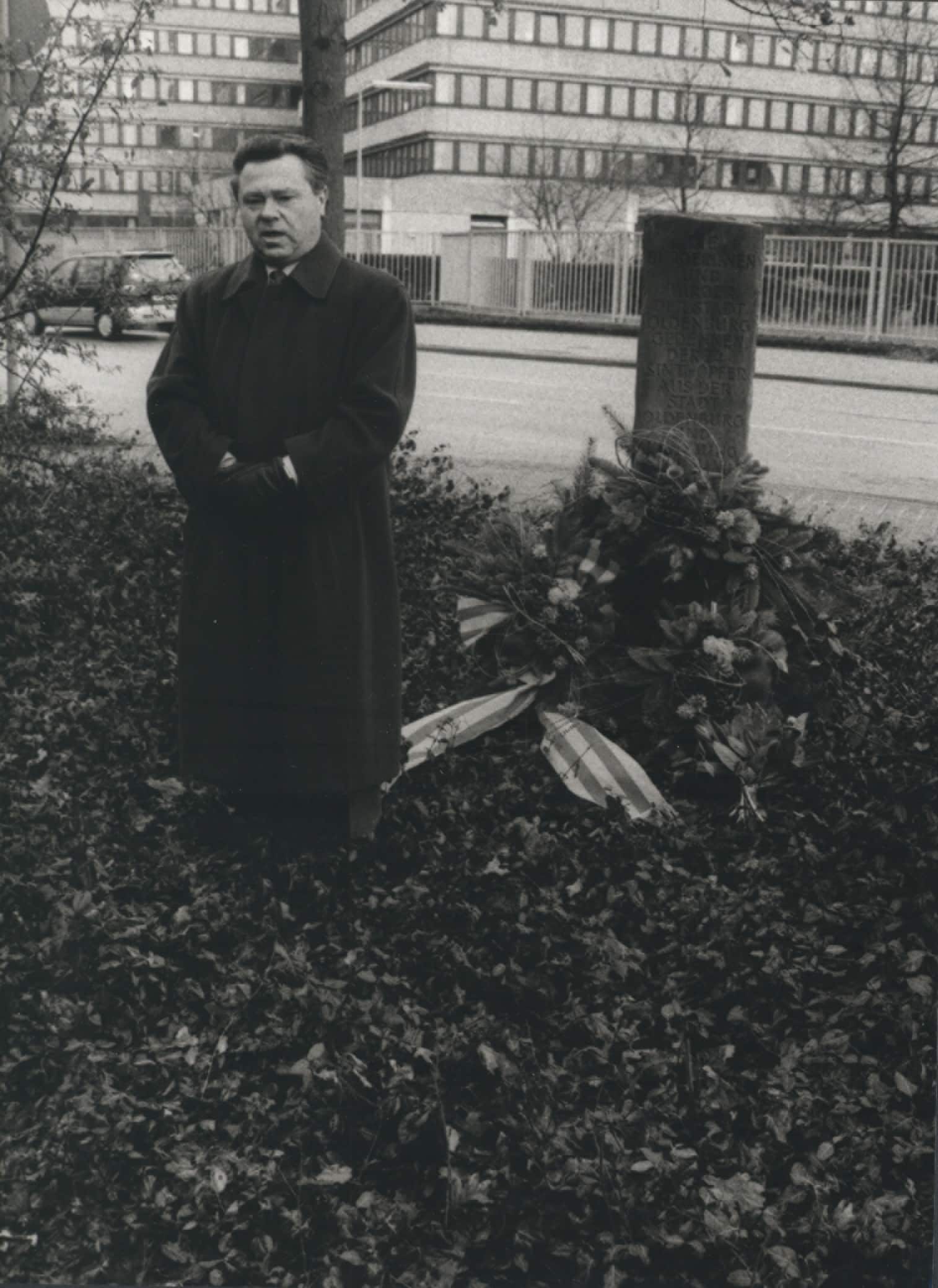 Abb.1.BA 6105 Oldenburg Sintiopfer Gedenkrede Des Buergermeisters Gedenkstein der Sinti-Opfer, daneben Oberbürgermeister Dieter Holzapfel während seiner Gedenkrede.