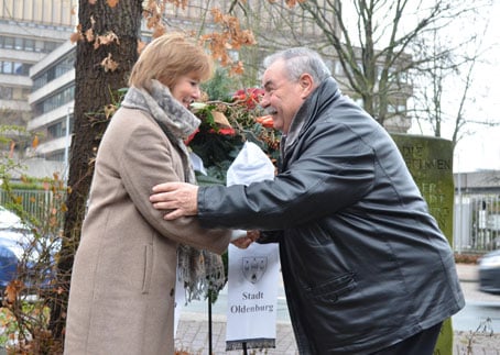 Abb.5.Bürgermeisterin Frau Wolff Und Herr Schwarz Bürgermeisterin Christine Wolff und Vorsitzender des Freundeskreises für Sinti und Roma Christel Schwarz bei der Kranzniederlegung, Datum unbekannt.