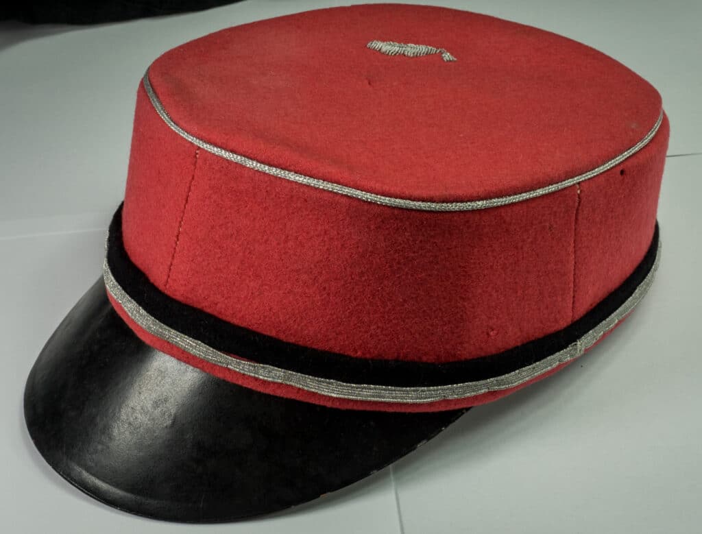 Abb.6 6 Mütze Lehrerseminar OL Eine Seminaristenmütze aus der Sammlung des Stadtmuseums. Sie war Teil der Schuluniform des Oldenburger Lehrerseminars, wie sie um 1916 getragen wurde.