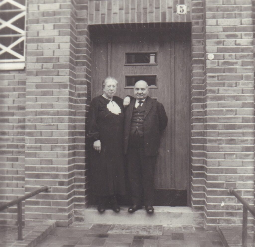 Henny and Siegfried Insel in 1937 in front of the entrance to the apartment block at Hertzstraße 5 in Hanover. Photo: Anton Meyer. © Stadtmuseum Oldenburg, formerly Friederichsen Collection