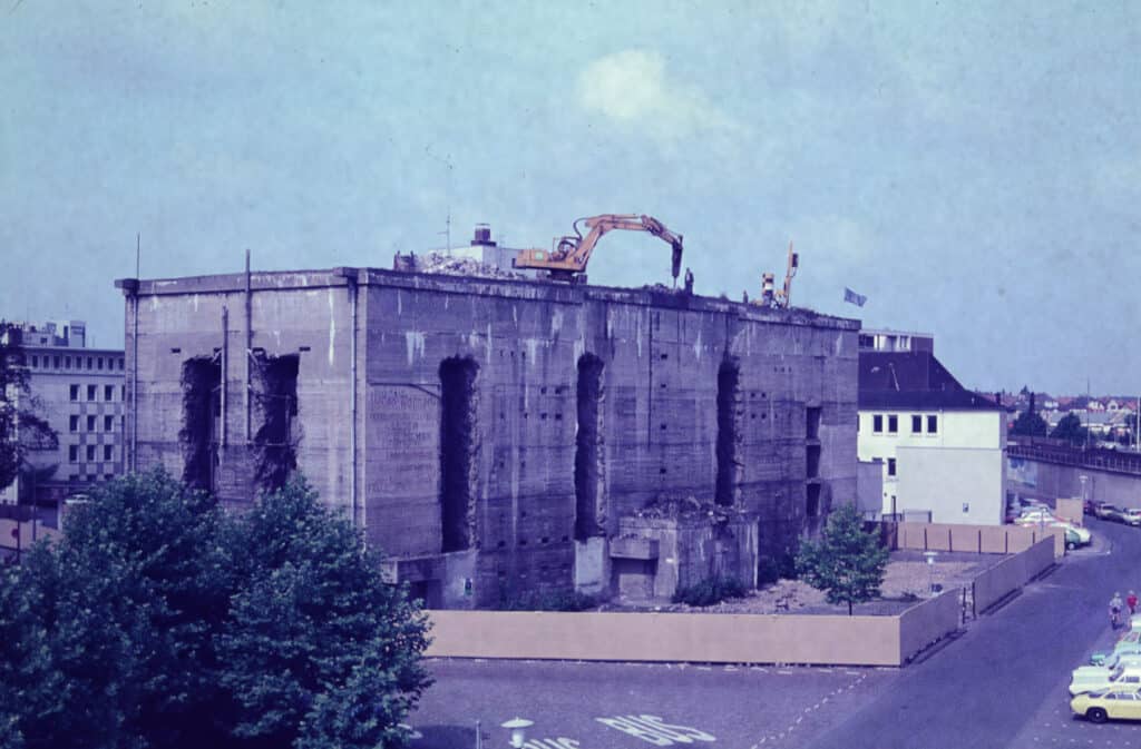 Abb11 BA 11663 Moslestr Ecke Bundesbahnweg Abbruch Hochbunker Abbruch des Bunkers, ca. 1978.
