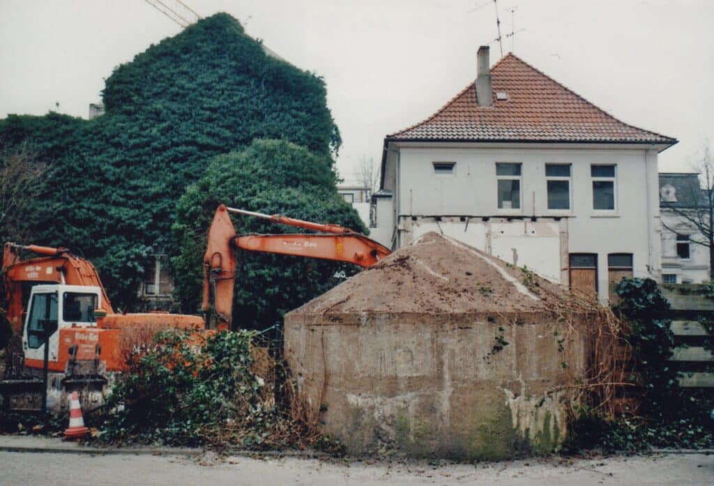 Abb1 BA 18139 Osterstr Str Nr.11 Abbruch Bunker 29.01.2011 Foto F.Precht Abbruch eines Rundbunkers in der Osterstraße, 2011.