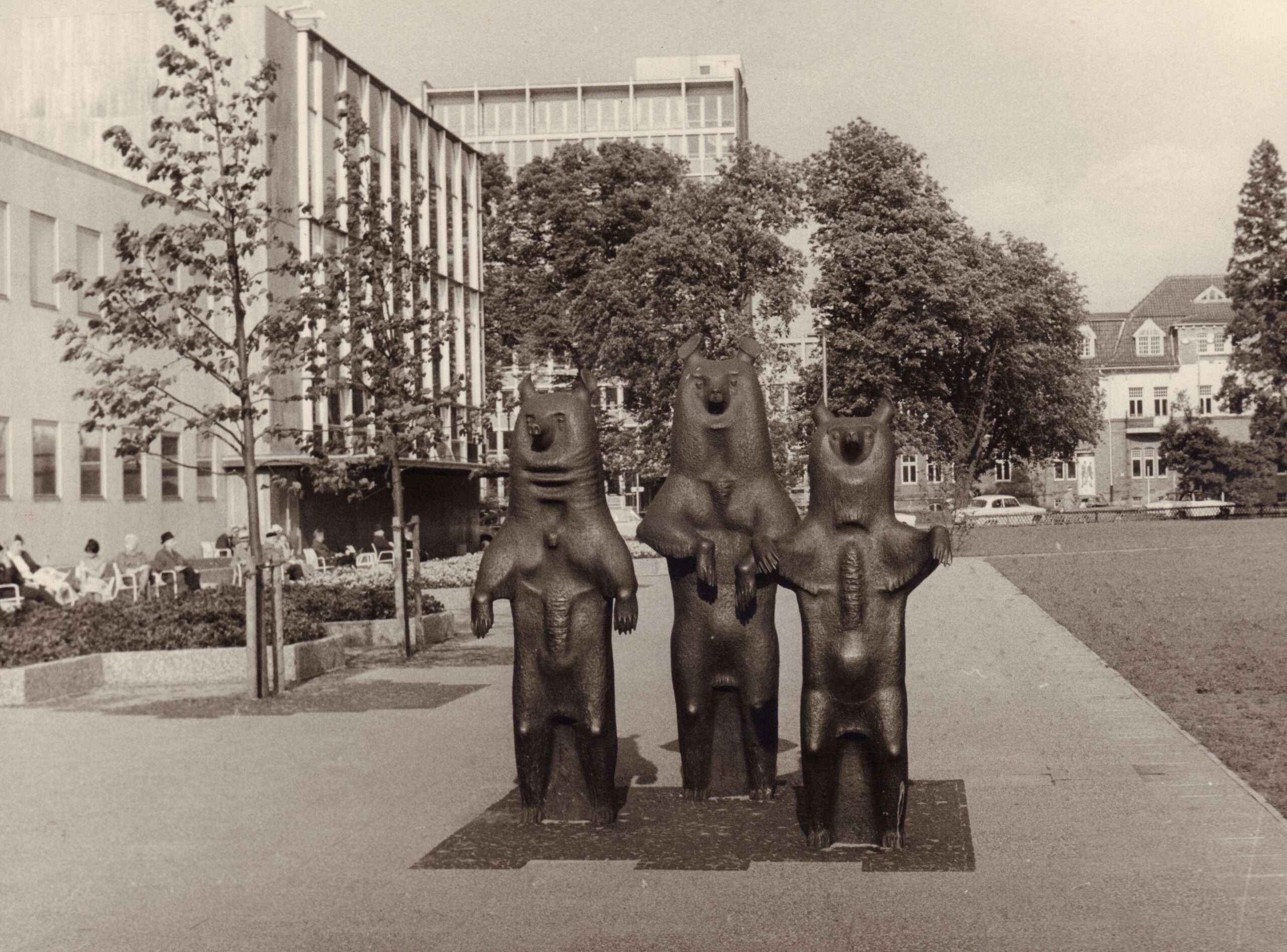 Abb2 BA 33873 Berliner Platz Um 1965 Bronzeplastik Berliner Bären Paul Halbhuber Foto Ehlert Prov Presseamt Berliner Platz mit der Bronzeplastik „Drei Bären“ von Paul Halbhuber, um 1965.